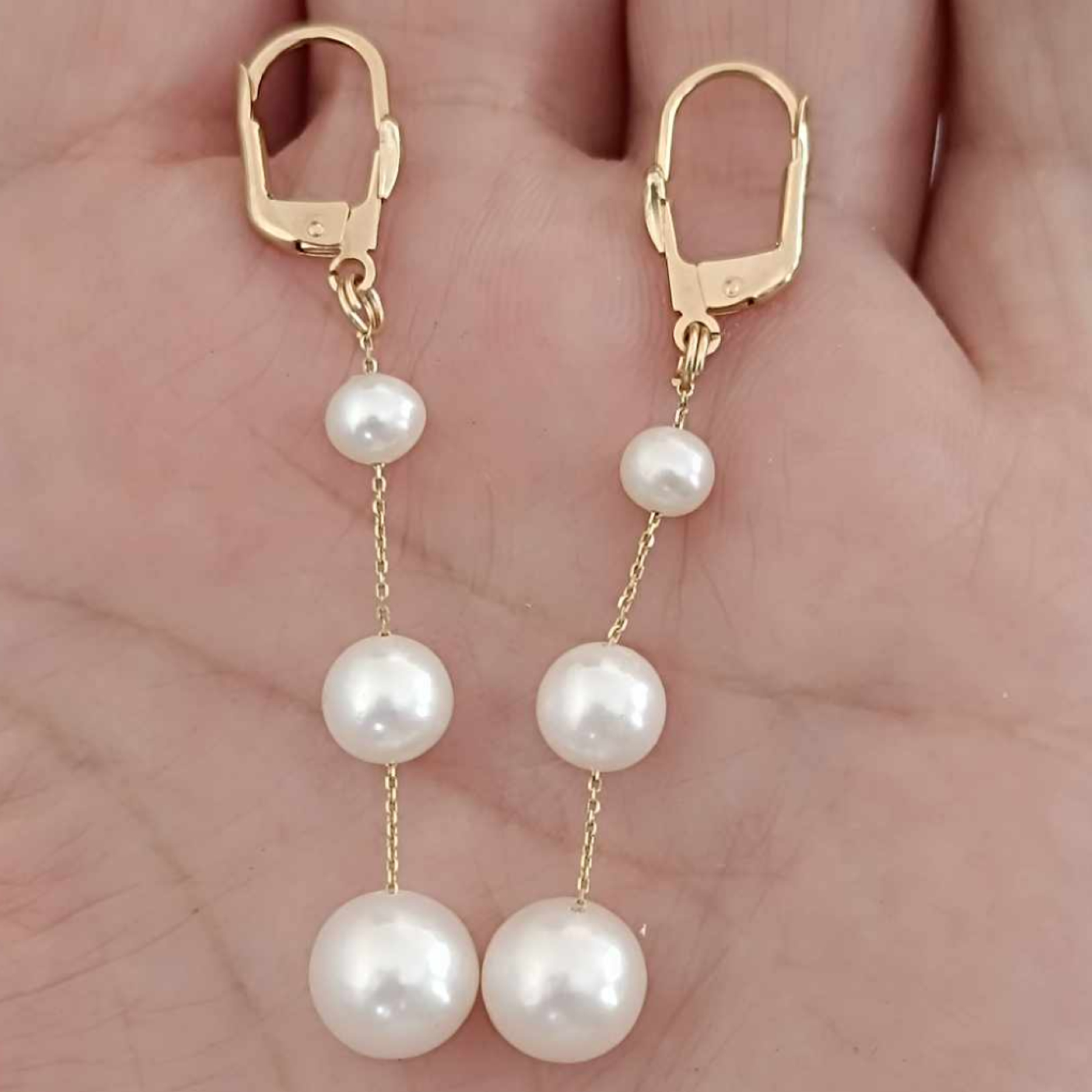 Cercei lungi cu perle naturale albe – vedere din față, sistem tortiță, aur galben 14K